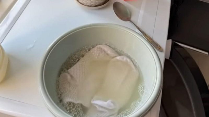 Как отстирать сильно грязные белые носки: давно забытый, но очень хороший способ