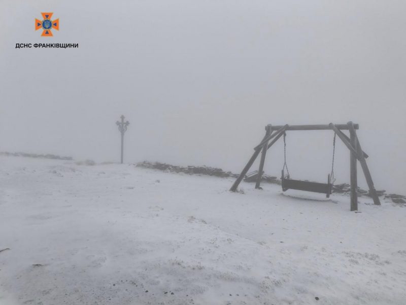 Насипало два сантиметри снігу і вдарив мороз: де в Україні лютує негода
