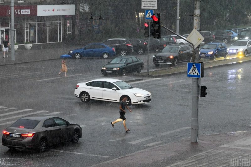 Будут лить грозовые дожди с сильным ветром: когда в Украину придет потепление