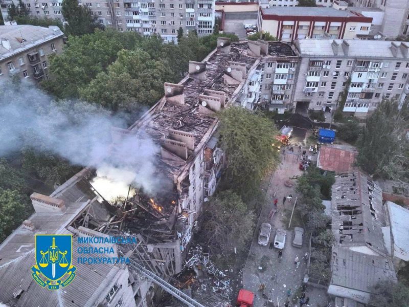 Руйнування будинків, будівель і пожежі: наслідки ударів РФ по Україні, кадри