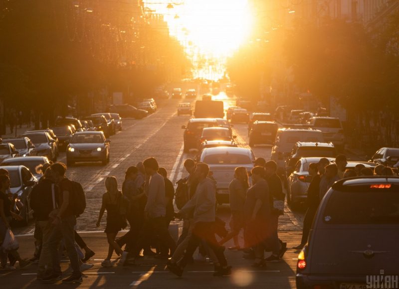 "Спека ще буде": синоптик сказала, де в Україні сонце пригріє до +24 °C