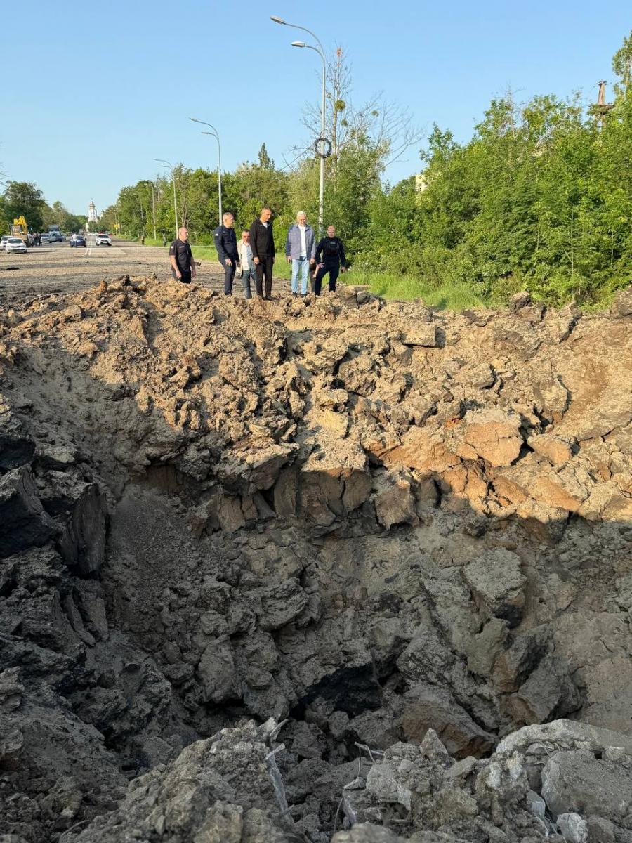 Воронка після удару ворожої ракети Воронка після удару ворожої ракети