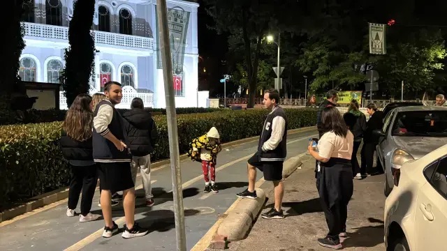 Люди в паніці вискочили на вулицю через землетрус Люди в паніці вискочили на вулицю через землетрус