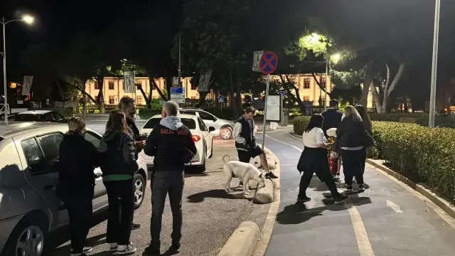 Люди в паніці вискочили на вулицю через землетрус Люди в паніці вискочили на вулицю через землетрус