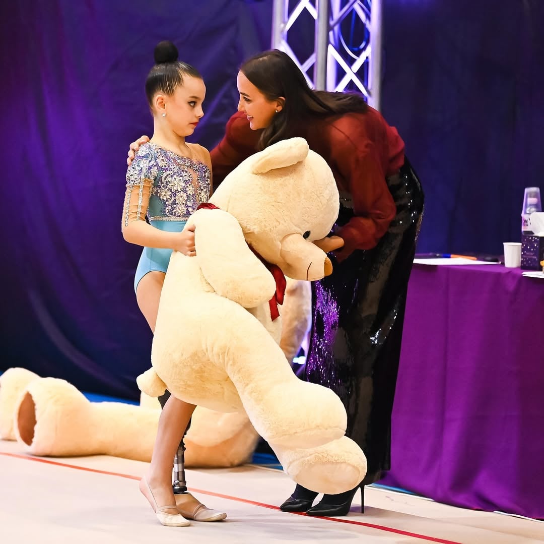 Анна Різатдінова підтримує юних гімнасток