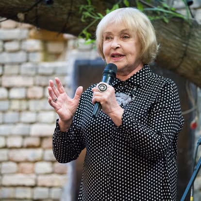 Легендарна Ада Роговцева поділилася старим фото Легендарна Ада Роговцева поділилася старим фото