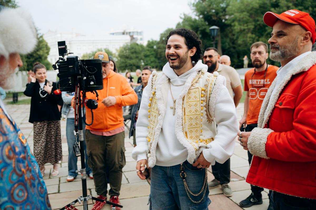 Сніг влітку, робота під час масованих обстрілів і суперзірки в кадрі: у Києві завершили знімання різдвяної казки 