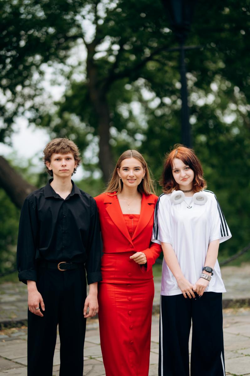 Наталя Островська і діти героїв