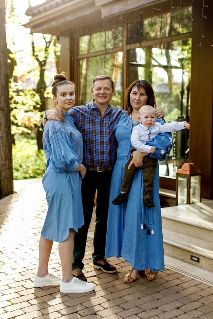 Олег Ляшко з дружиною та дітьми