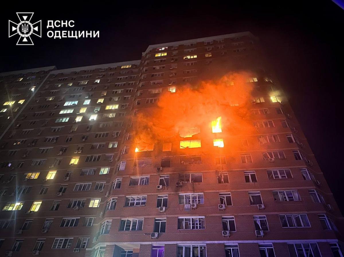 Удар дрона по 21-поверхівці в Одесі в ніч на 28 червня 2025