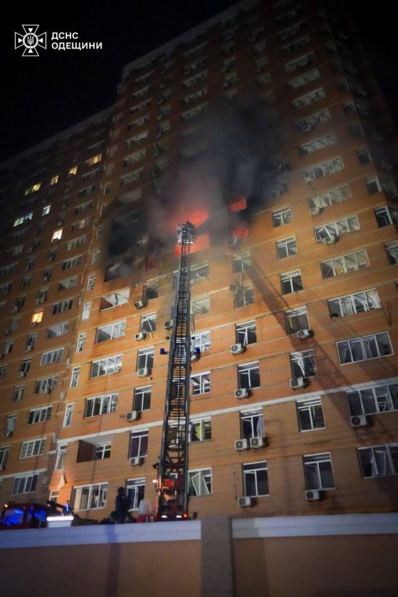 Удар дрона по 21-поверхівці в Одесі в ніч на 28 червня 2025