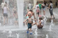 Україну атакує нестерпна спека: синоптики назвали дату нового похолодання