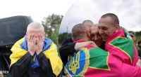 Всі ридають, але щасливі: чутливі кадри перших розмов бійців з рідними після полону