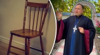 Чому на похороні перевертають стільці: священник відповів, чи треба так робити