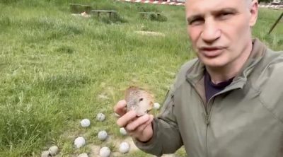 Кличко показал кассетные боеприпасы Кличко показал кассетные боеприпасы