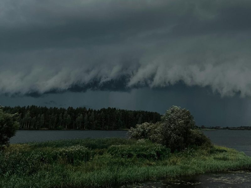 Грозові зливи, град та шквали: в Україну йде справжній Армагеддон