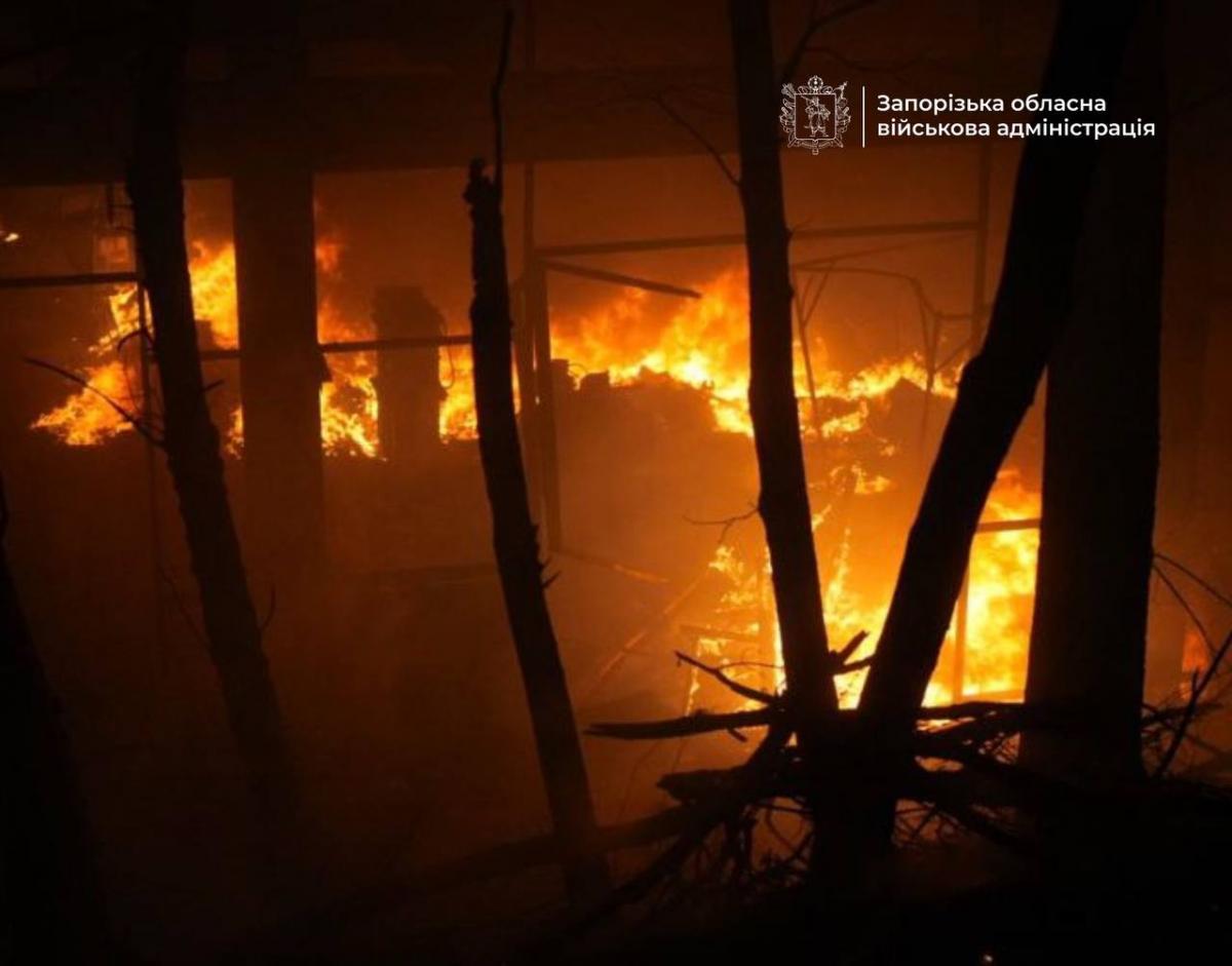У Запоріжжі прогриміли вибухи та спалахнули пожежі