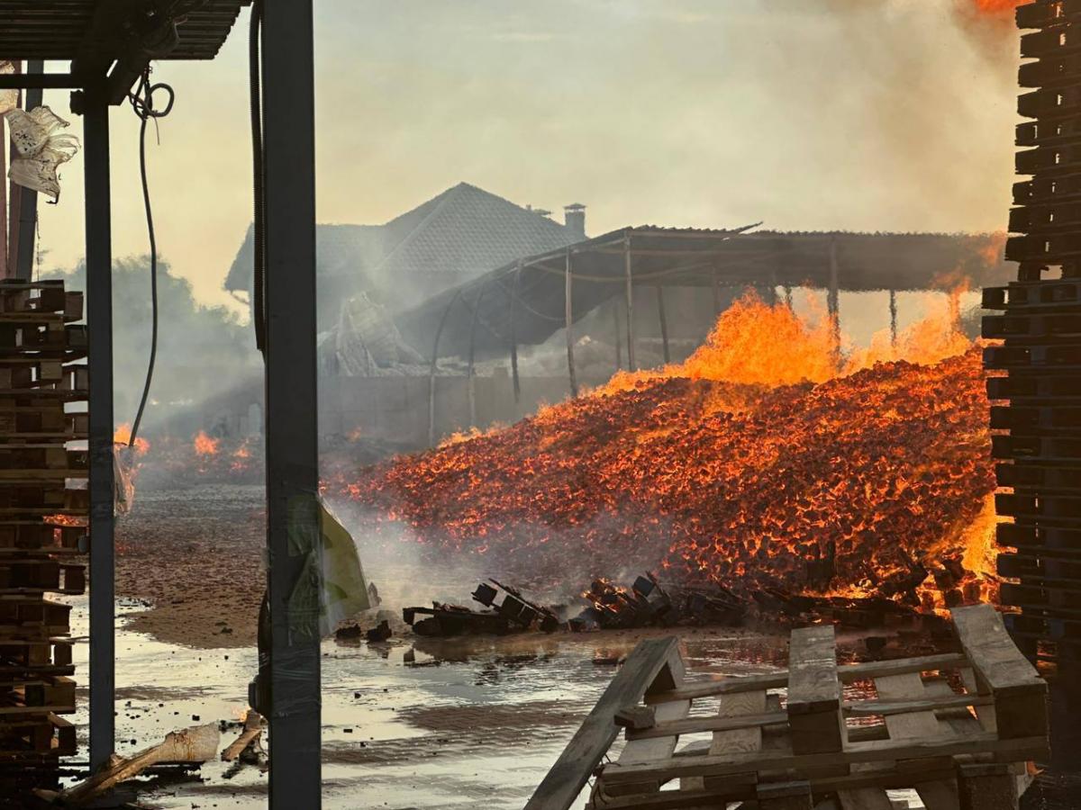 РФ атакувала Київську область: є постраждала, горіло підприємство