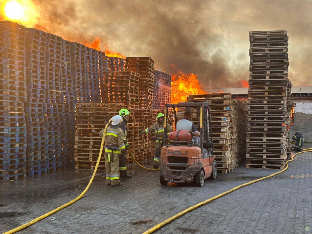 РФ атакувала Київську область: є постраждала, горіло підприємство