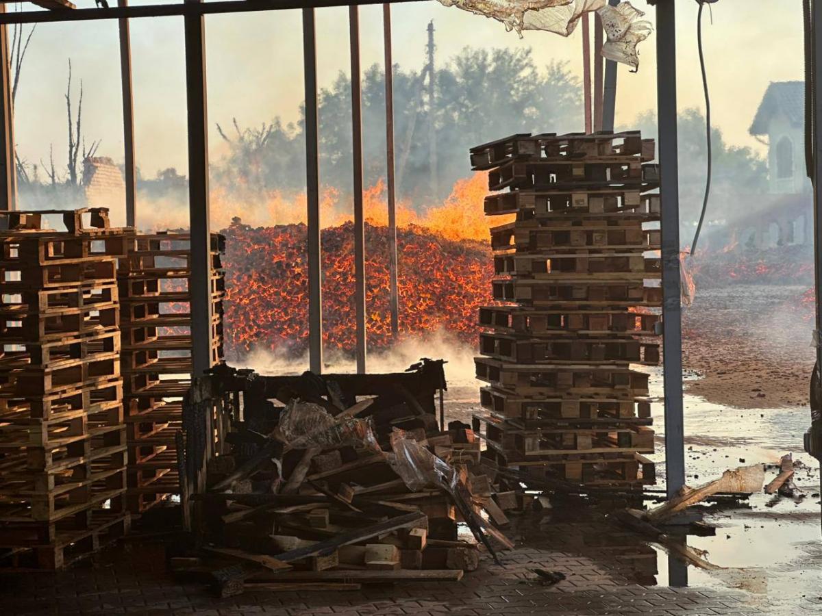 РФ атакувала Київську область: є постраждала, горіло підприємство