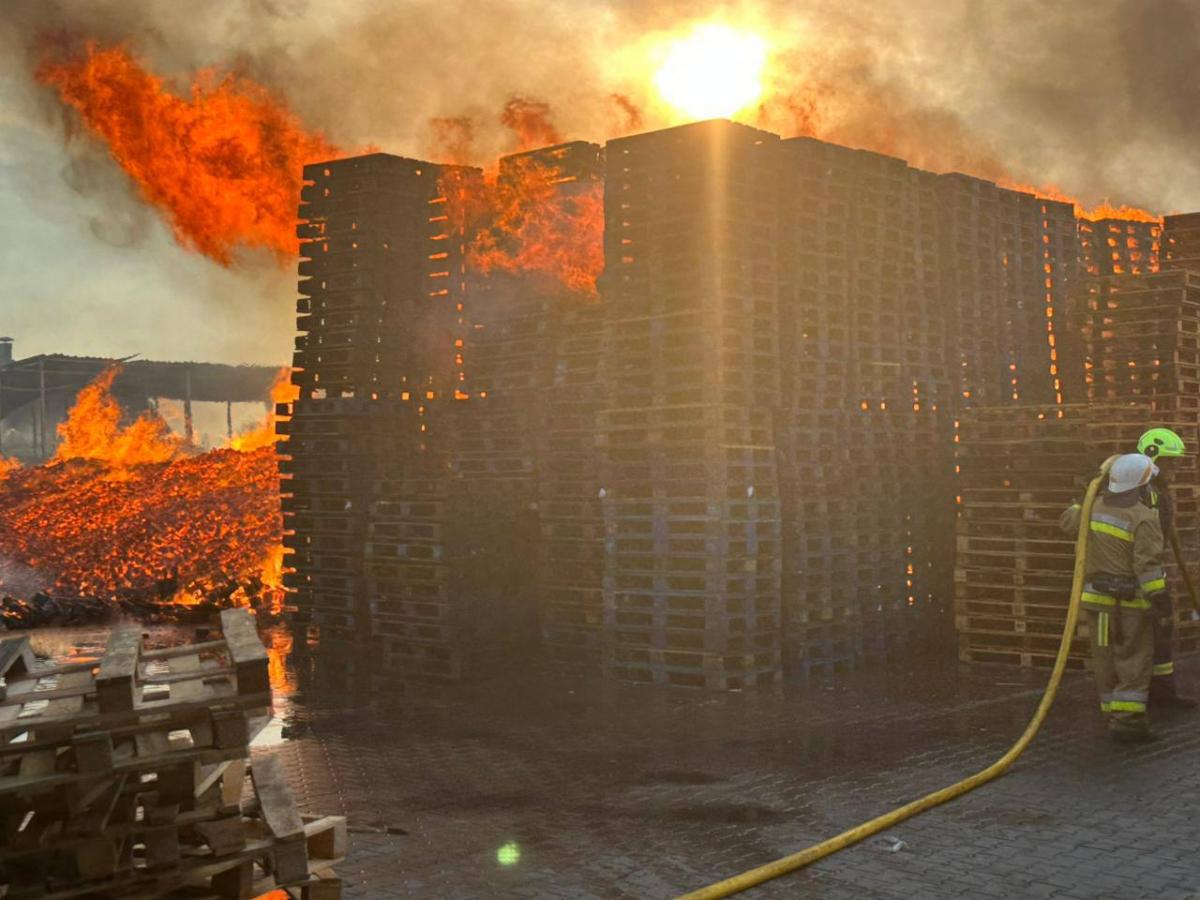 РФ атакувала Київську область: є постраждала, горіло підприємство