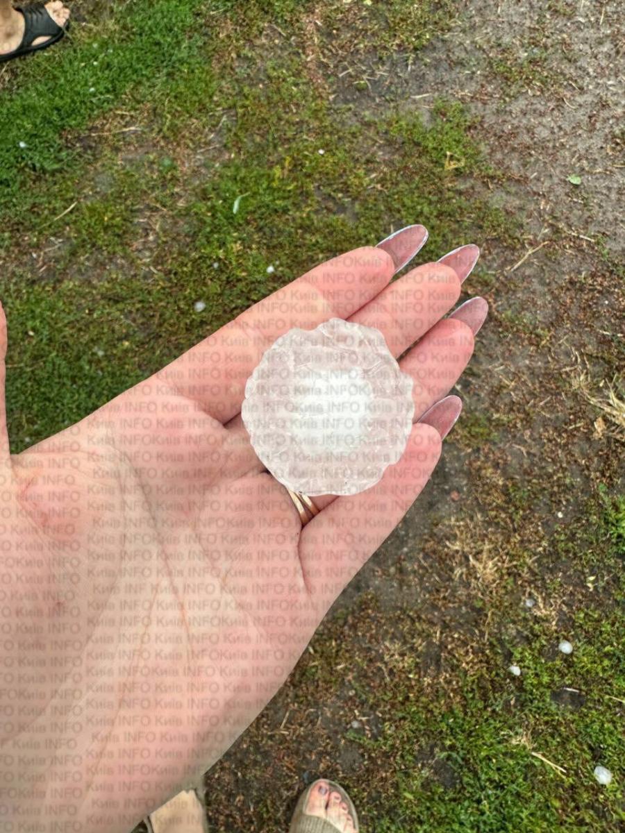 Київську область засипало величезним градом