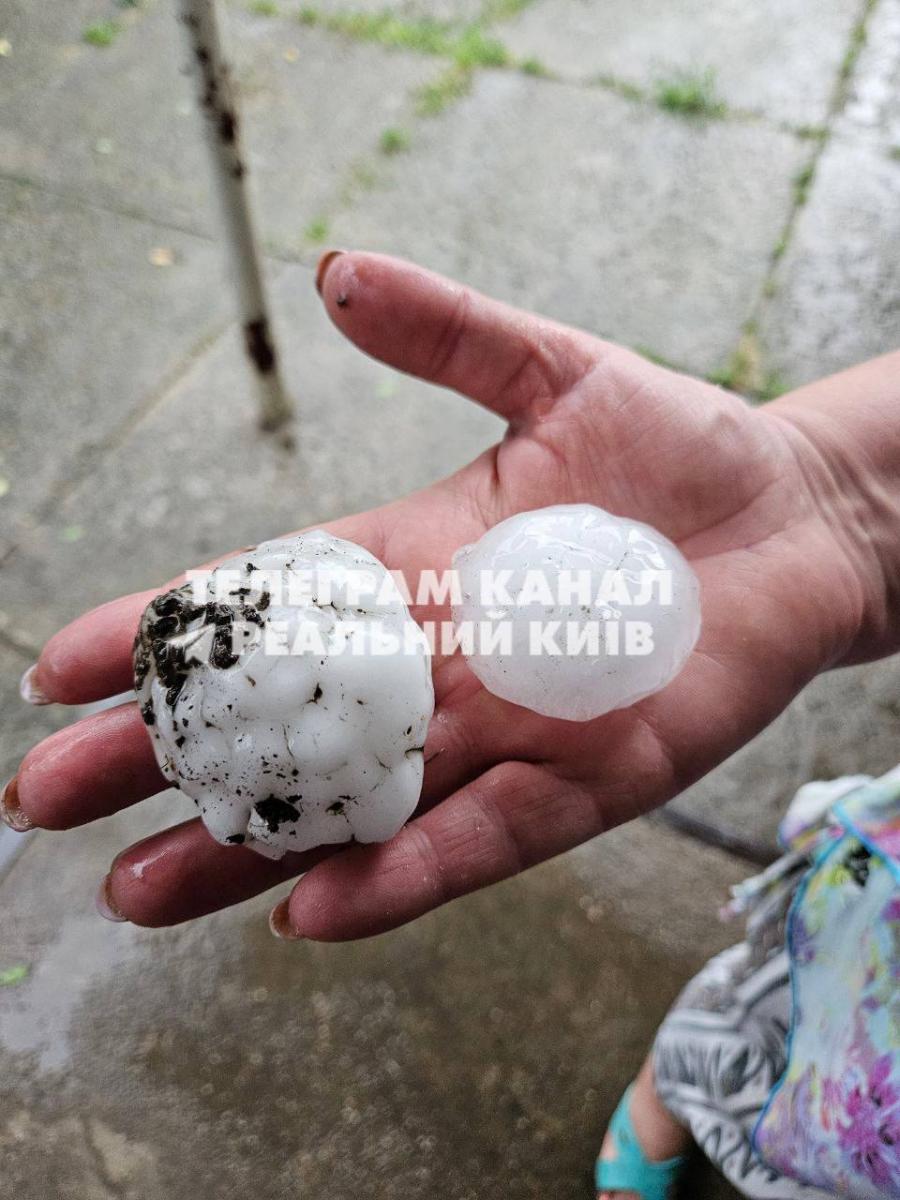 Київську область засипало величезним градом