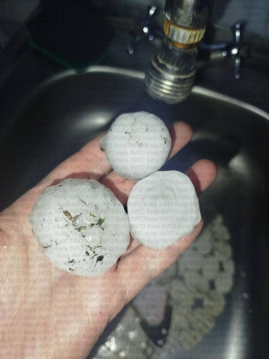 Київську область засипало величезним градом