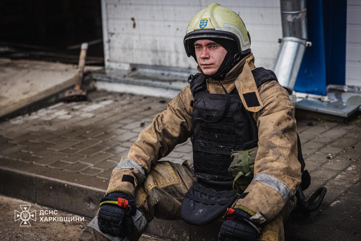 Рятувальники ліквідовують наслідки удару по Харкову в ніч на 12 липня 2025 року Рятувальники ліквідовують наслідки удару по Харкову в ніч на 12 липня 2025 року