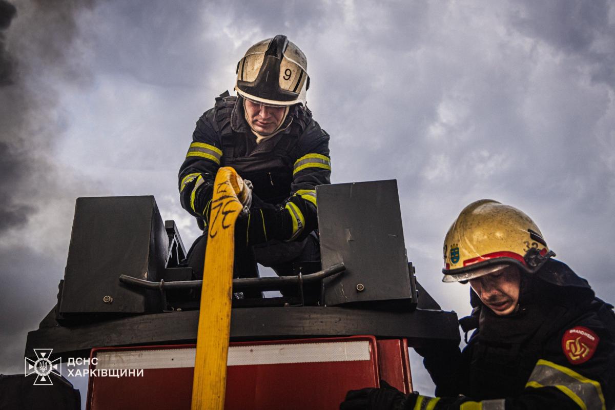 Рятувальники ліквідовують наслідки удару по Харкову в ніч на 12 липня 2025 року Рятувальники ліквідовують наслідки удару по Харкову в ніч на 12 липня 2025 року