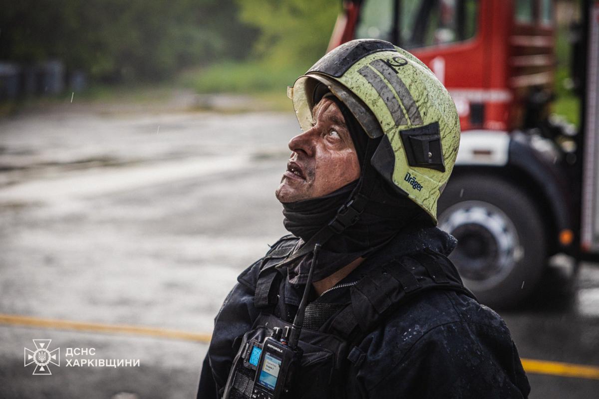 Рятувальники ліквідовують наслідки удару по Харкову в ніч на 12 липня 2025 року Рятувальники ліквідовують наслідки удару по Харкову в ніч на 12 липня 2025 року