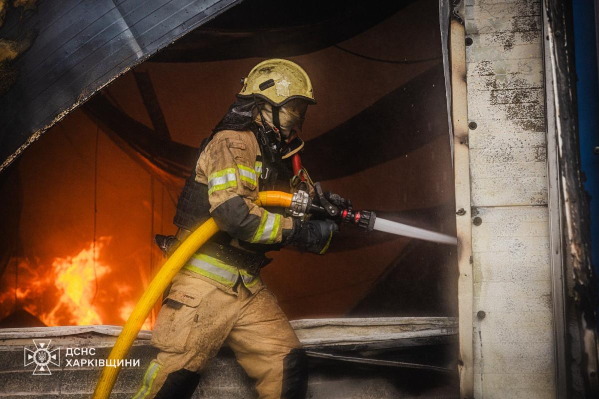 Рятувальники ліквідовують наслідки удару по Харкову в ніч на 12 липня 2025 року Рятувальники ліквідовують наслідки удару по Харкову в ніч на 12 липня 2025 року