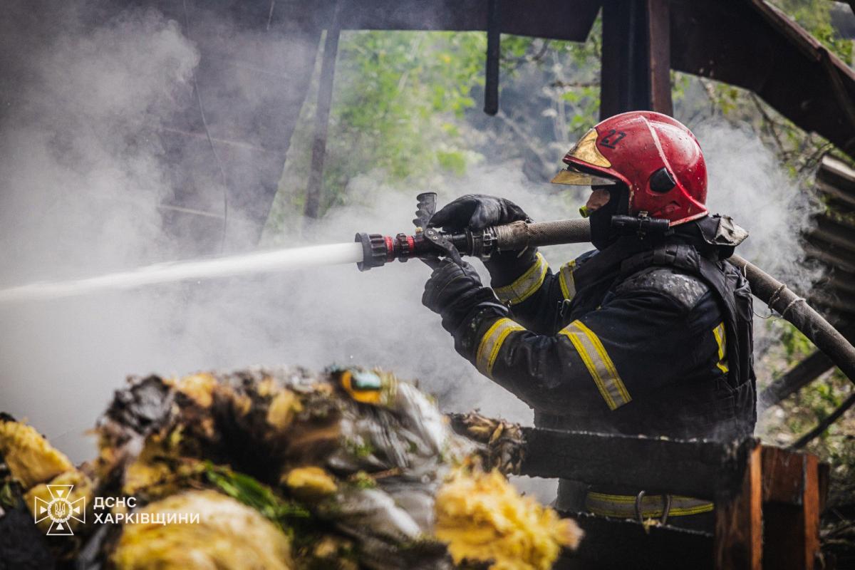 Рятувальники ліквідовують наслідки удару по Харкову в ніч на 12 липня 2025 року Рятувальники ліквідовують наслідки удару по Харкову в ніч на 12 липня 2025 року