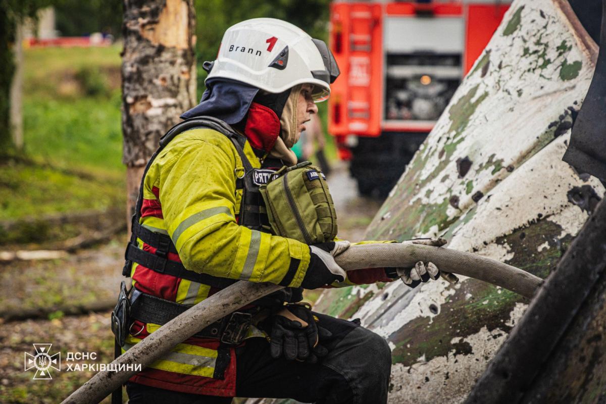 Рятувальники ліквідовують наслідки удару по Харкову в ніч на 12 липня 2025 року Рятувальники ліквідовують наслідки удару по Харкову в ніч на 12 липня 2025 року
