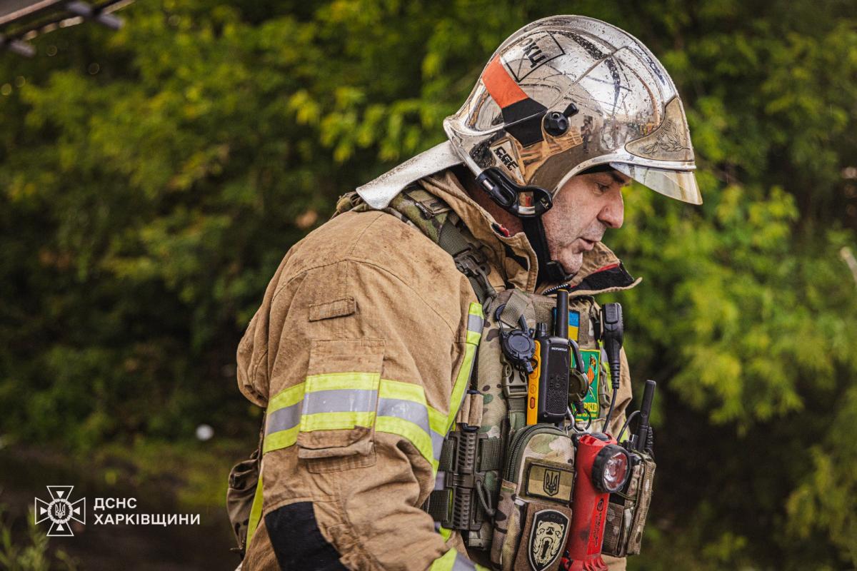 Рятувальники ліквідовують наслідки удару по Харкову в ніч на 12 липня 2025 року Рятувальники ліквідовують наслідки удару по Харкову в ніч на 12 липня 2025 року