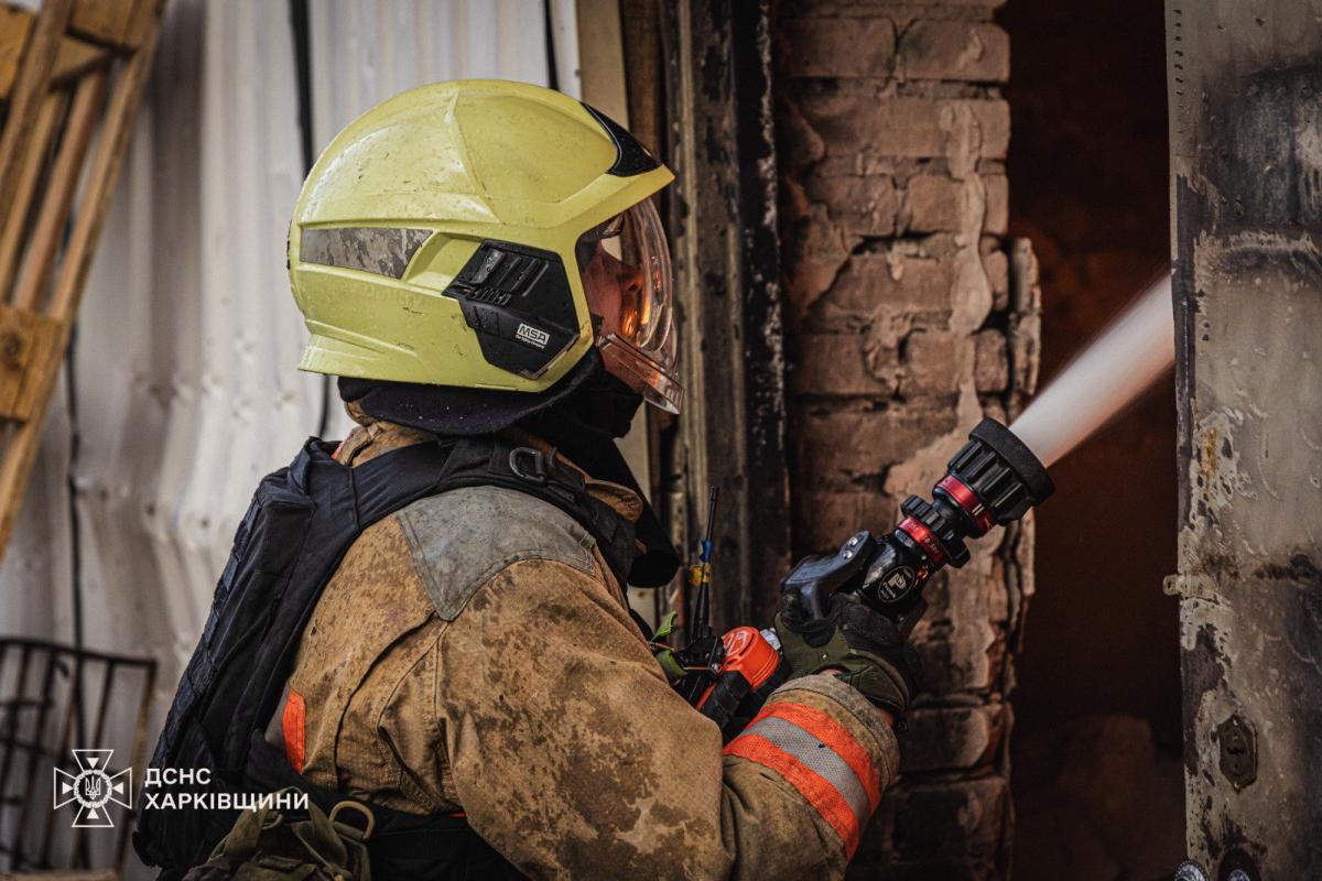 Рятувальники ліквідовують наслідки удару по Харкову в ніч на 12 липня 2025 року Рятувальники ліквідовують наслідки удару по Харкову в ніч на 12 липня 2025 року