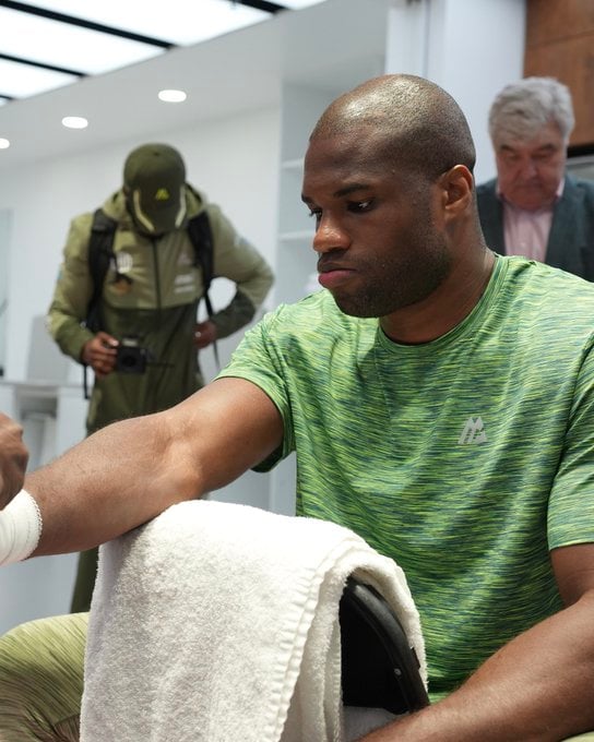 Усик красиво победил Дюбуа в пятом раунде: как прошел бой Усик красиво победил Дюбуа в пятом раунде: как прошел бой