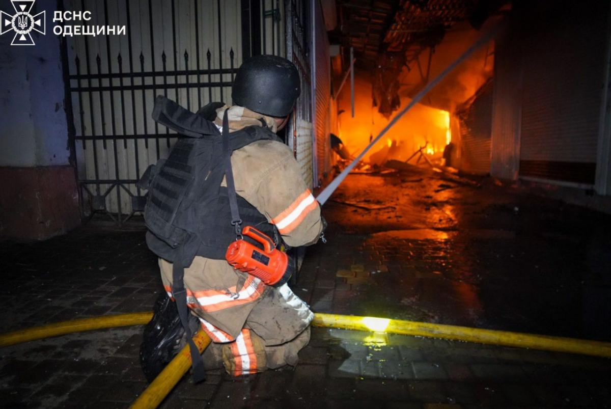 В Одесі горить ринок Привоз після атаки РФ В Одесі горить ринок Привоз після атаки РФ