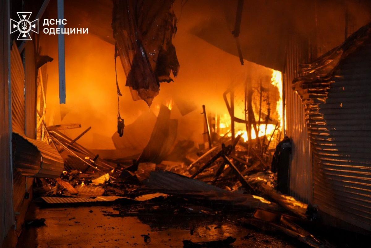 В Одесі горить ринок Привоз після атаки РФ В Одесі горить ринок Привоз після атаки РФ