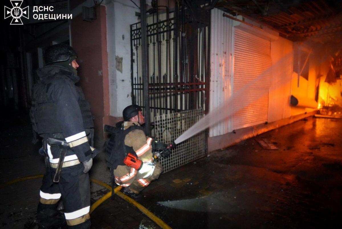 В Одесі горить ринок Привоз після атаки РФ В Одесі горить ринок Привоз після атаки РФ