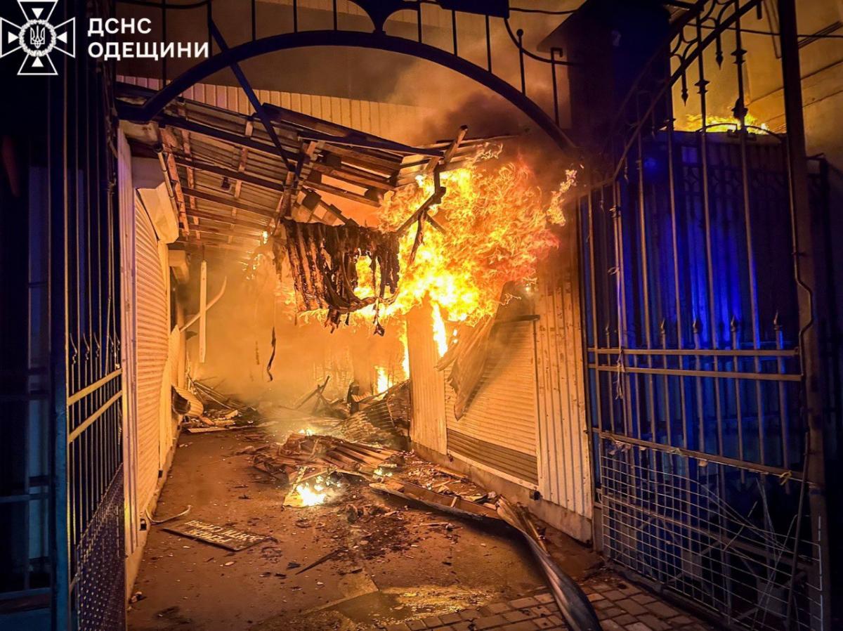 В Одесі горить ринок Привоз після атаки РФ В Одесі горить ринок Привоз після атаки РФ