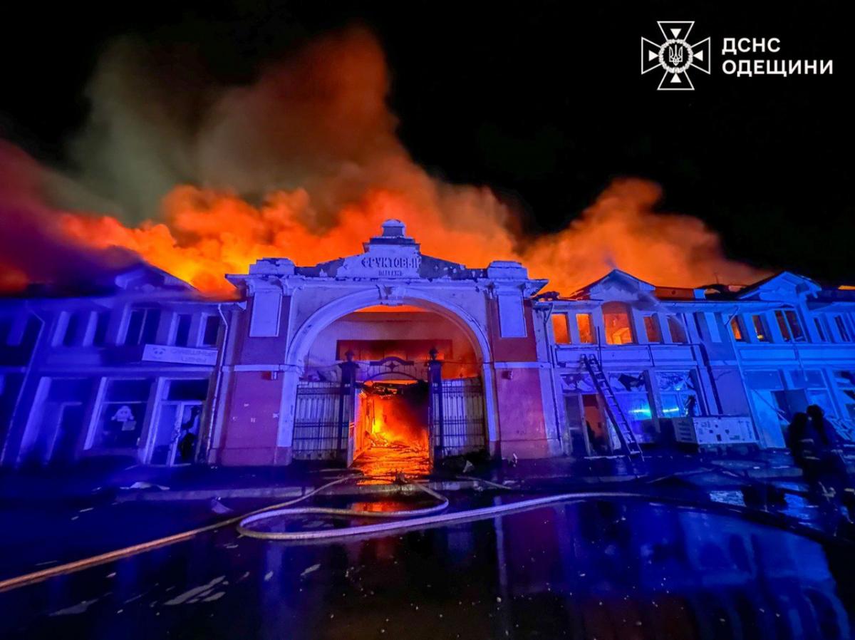 В Одесі горить ринок Привоз після атаки РФ В Одесі горить ринок Привоз після атаки РФ
