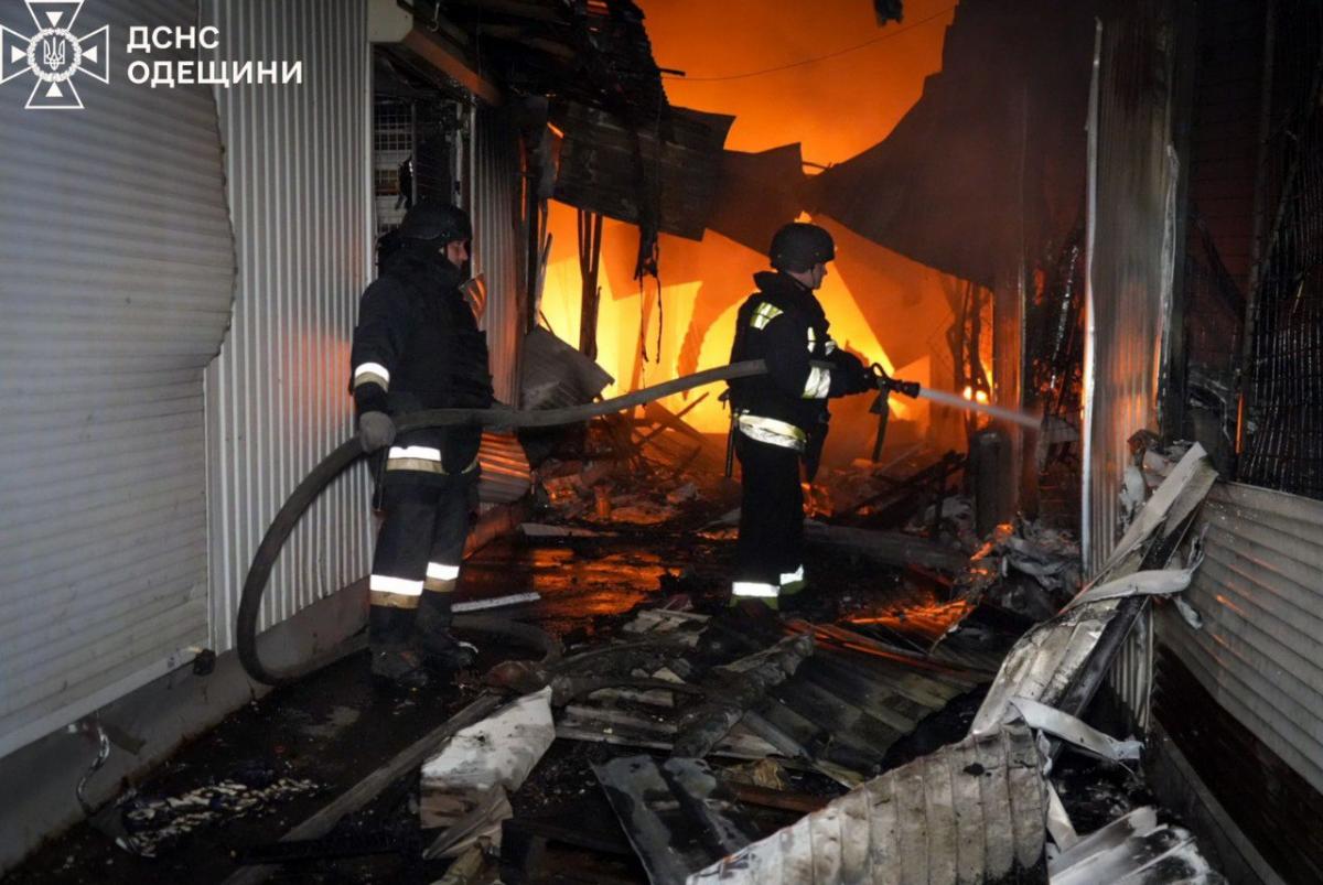 В Одесі горить ринок Привоз після атаки РФ В Одесі горить ринок Привоз після атаки РФ