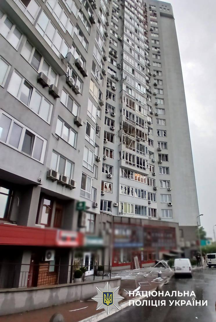 Наслідки атаки РФ у Дарницькому районі Києва Наслідки атаки РФ у Дарницькому районі Києва