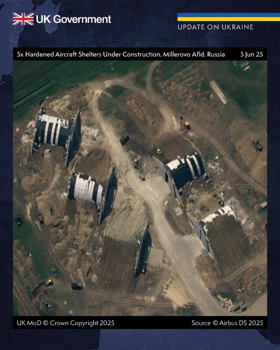 РФ будує укриття для літаків РФ будує укриття для літаків