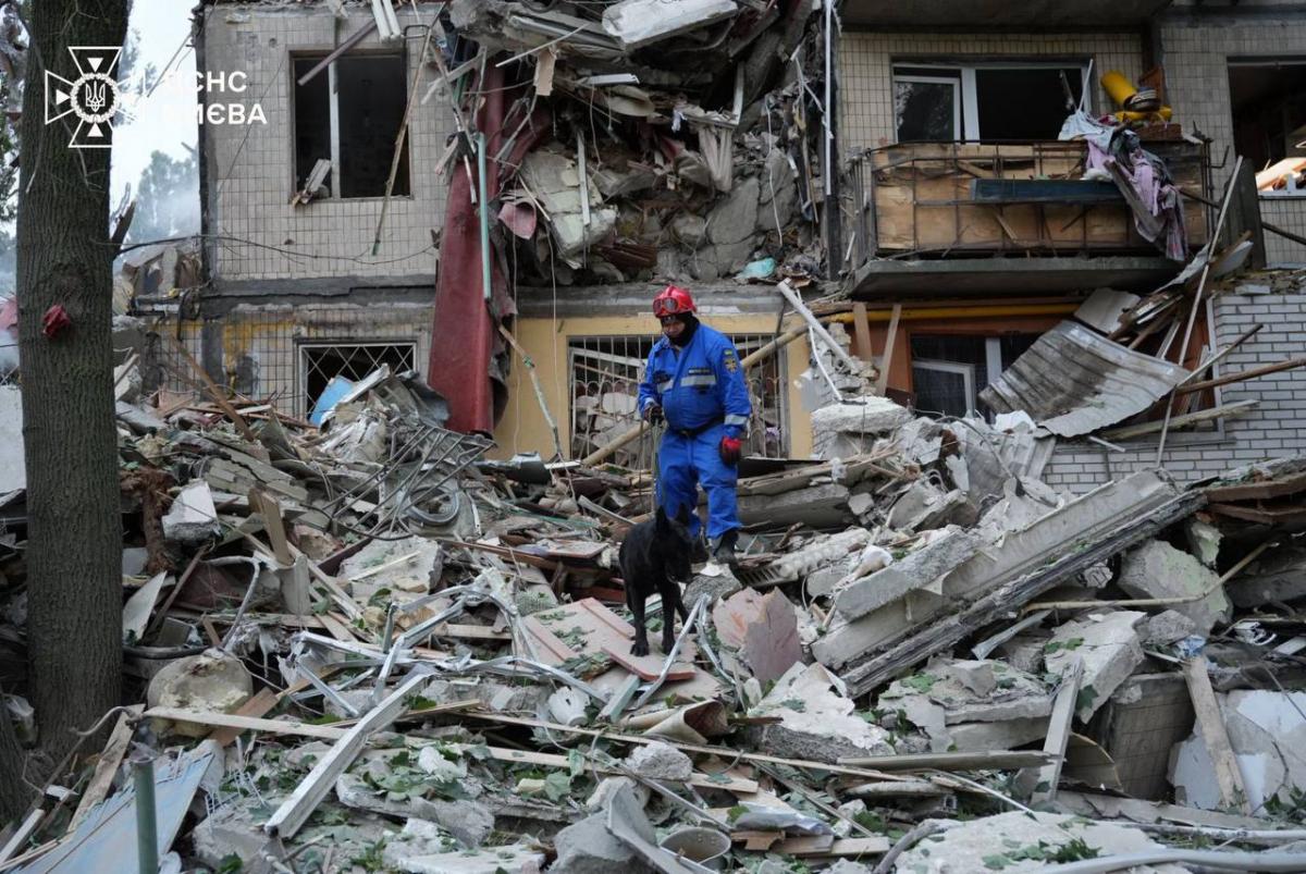 РФ вдарила ракетою по житловому будинку у Києві РФ вдарила ракетою по житловому будинку у Києві