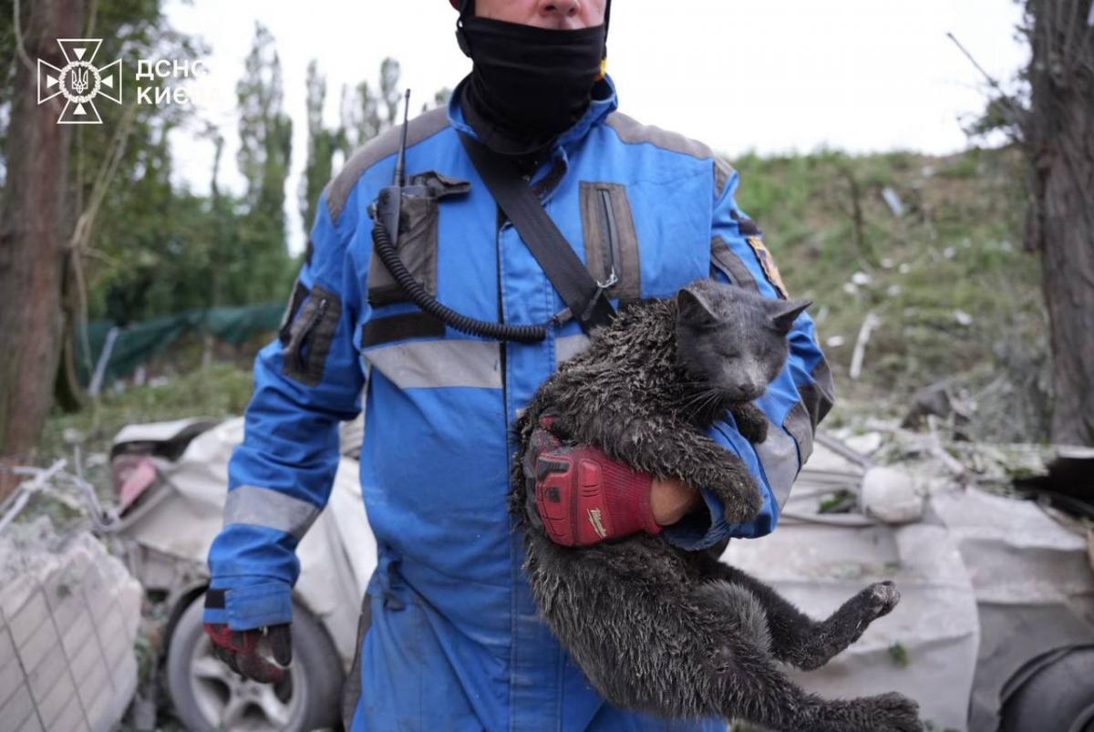 РФ вдарила ракетою по житловому будинку у Києві РФ вдарила ракетою по житловому будинку у Києві