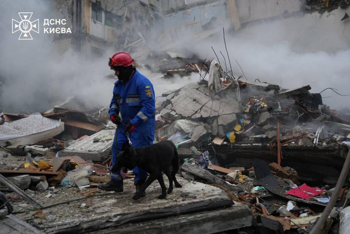 РФ вдарила ракетою по житловому будинку у Києві РФ вдарила ракетою по житловому будинку у Києві