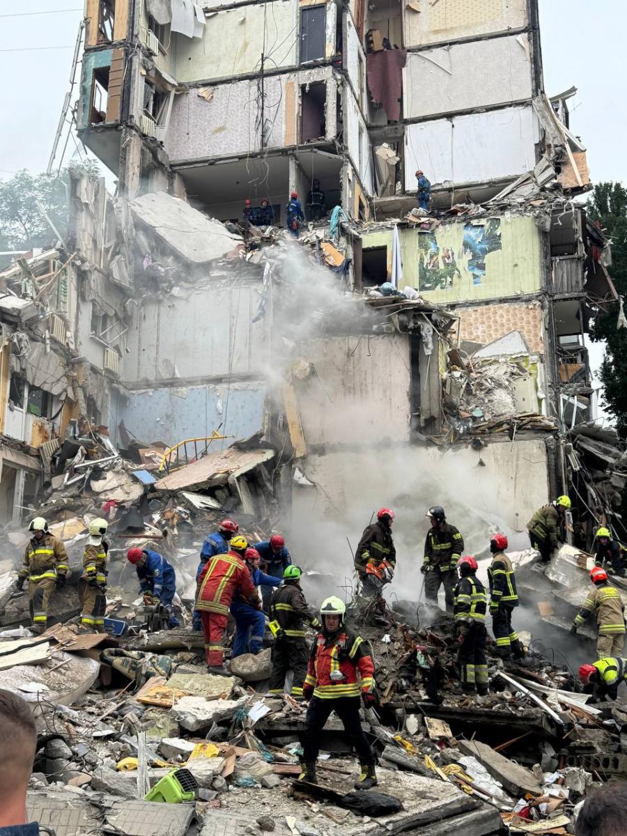 РФ вдарила ракетою по житловому будинку у Києві РФ вдарила ракетою по житловому будинку у Києві