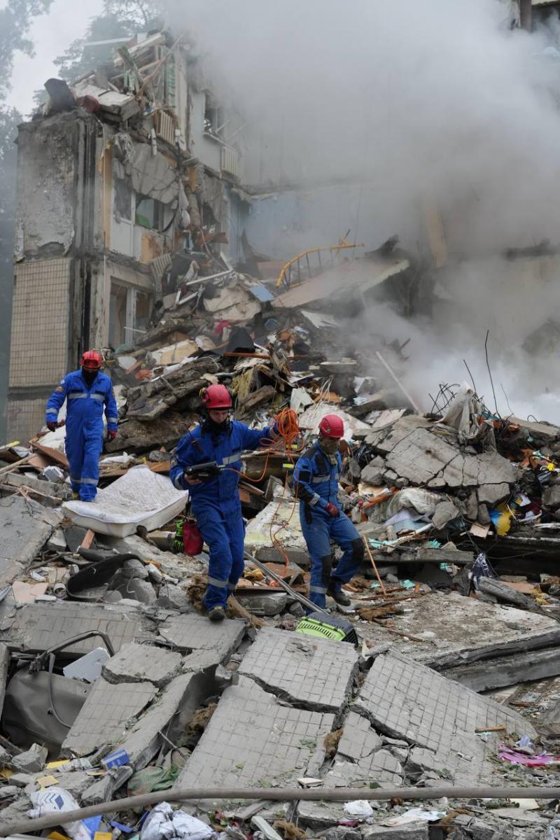 РФ вдарила ракетою по житловому будинку у Києві РФ вдарила ракетою по житловому будинку у Києві